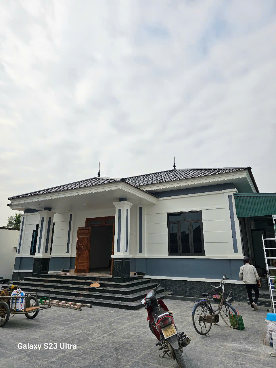 Nhà một tầng · Gam xám và trắng